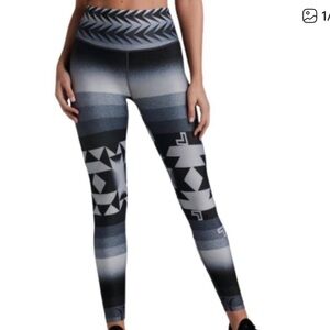Greyson Smokey Peak Luna Leggings in an anthracite pattern